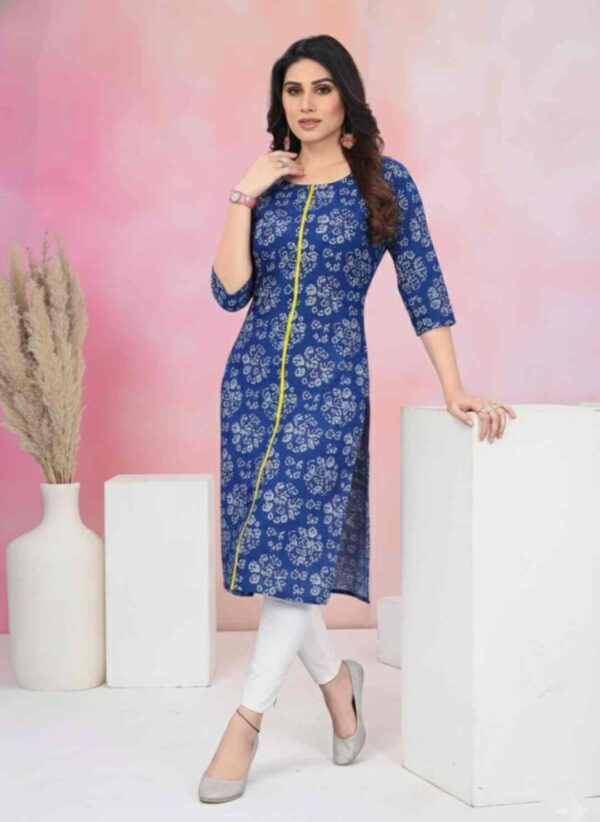 Women Geometric Printed Round Neck Regular Straight Knee Length Kurta